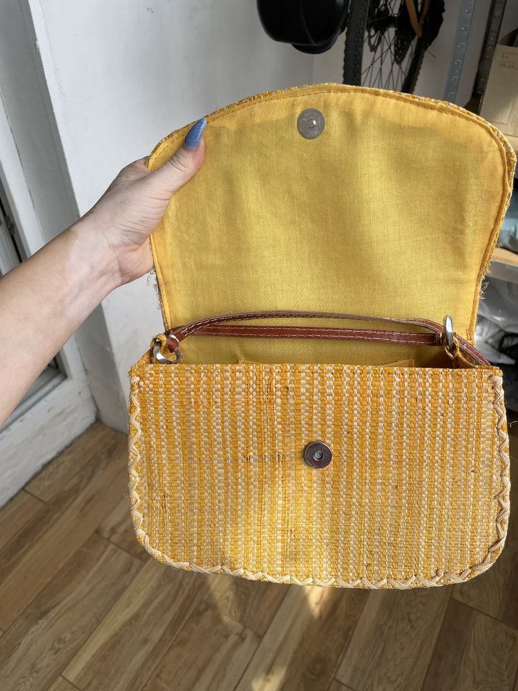 Желтая соломенная летняя сумочка