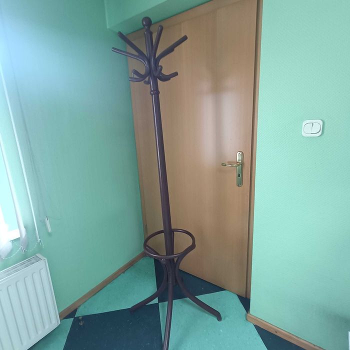 drewniany solidny wieszak