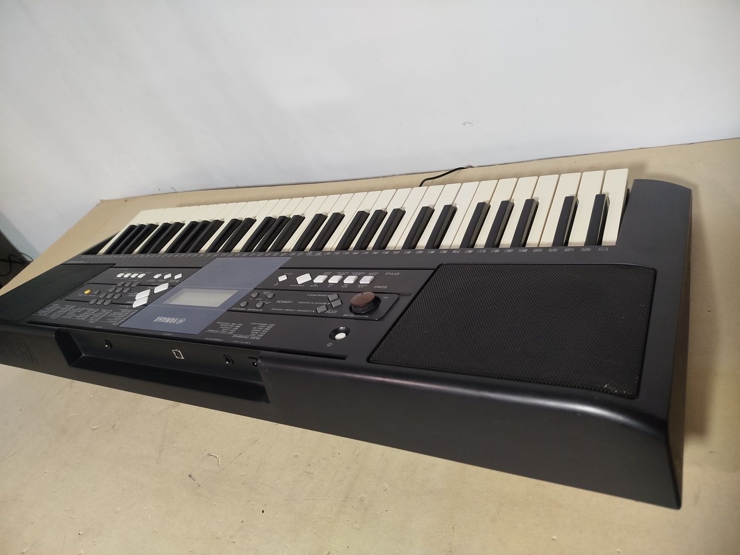 Синтезатор Yamaha PSR E333 61 динамічна клавіатура
