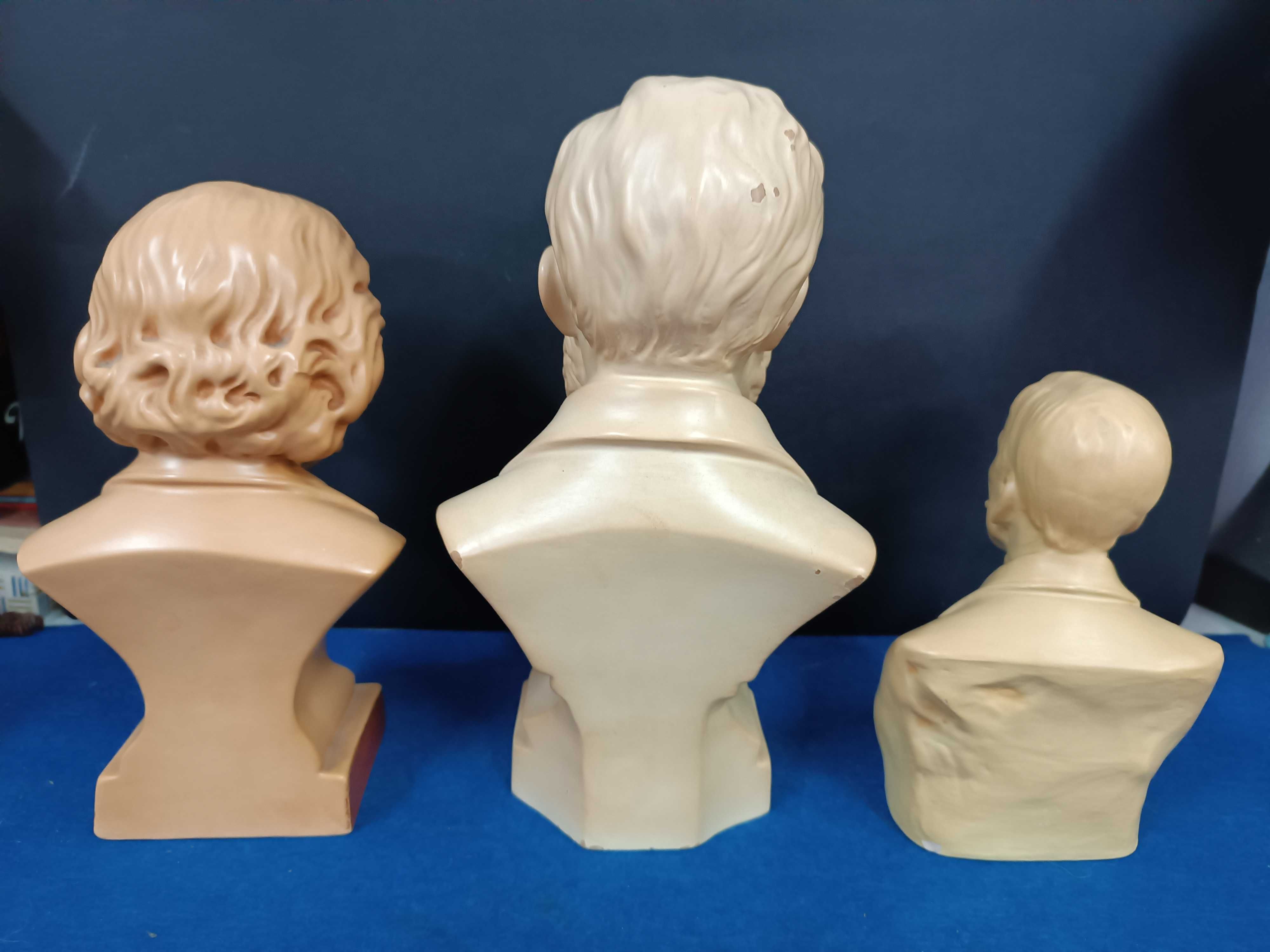 Conjunto de 3 bustos de escritores em ceramica de Coimbra