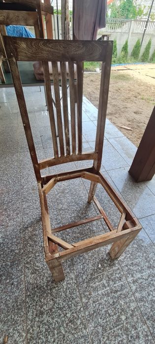 krzesła z litego drewna  tropikalnego z Indonezji