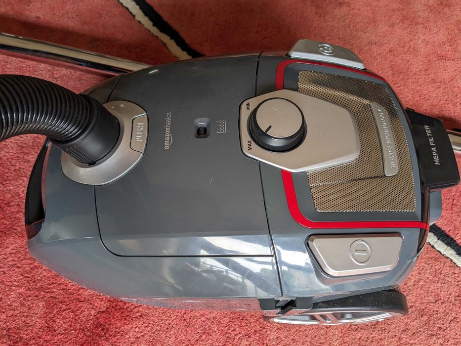 Aspirador Amazon Basics com saco + filtro HEPA - 700W