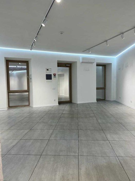 Фасадное помещение на тихой улице центра города. Ремонт.