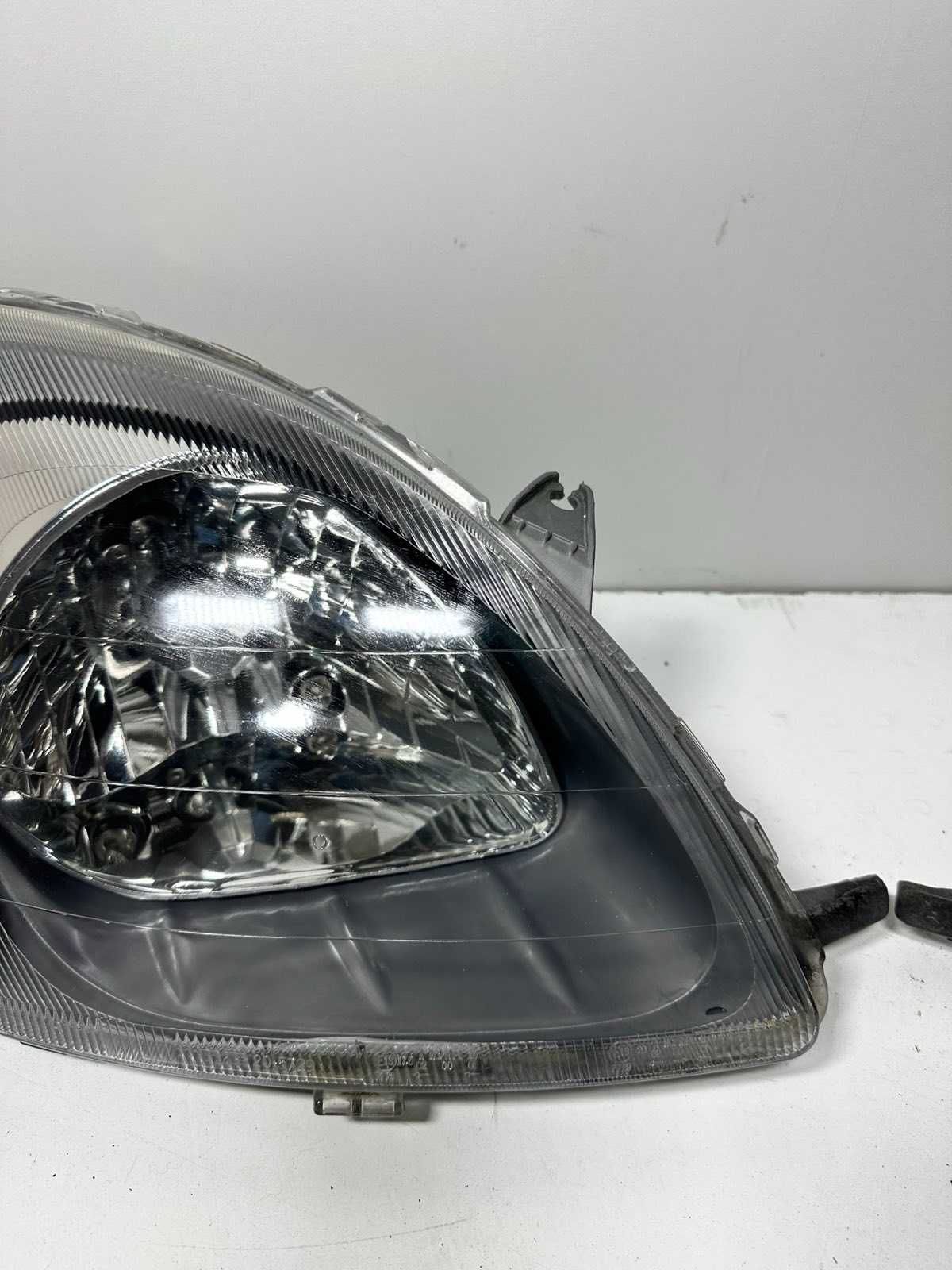 Toyota Yaris I Prawy Lewy reflektor lampa zwykła EUROPA cana za 1 st