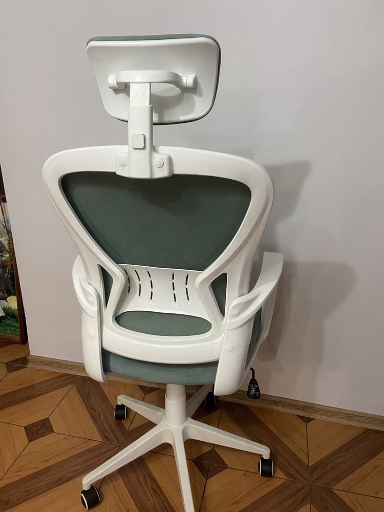 Zielono biały fotel