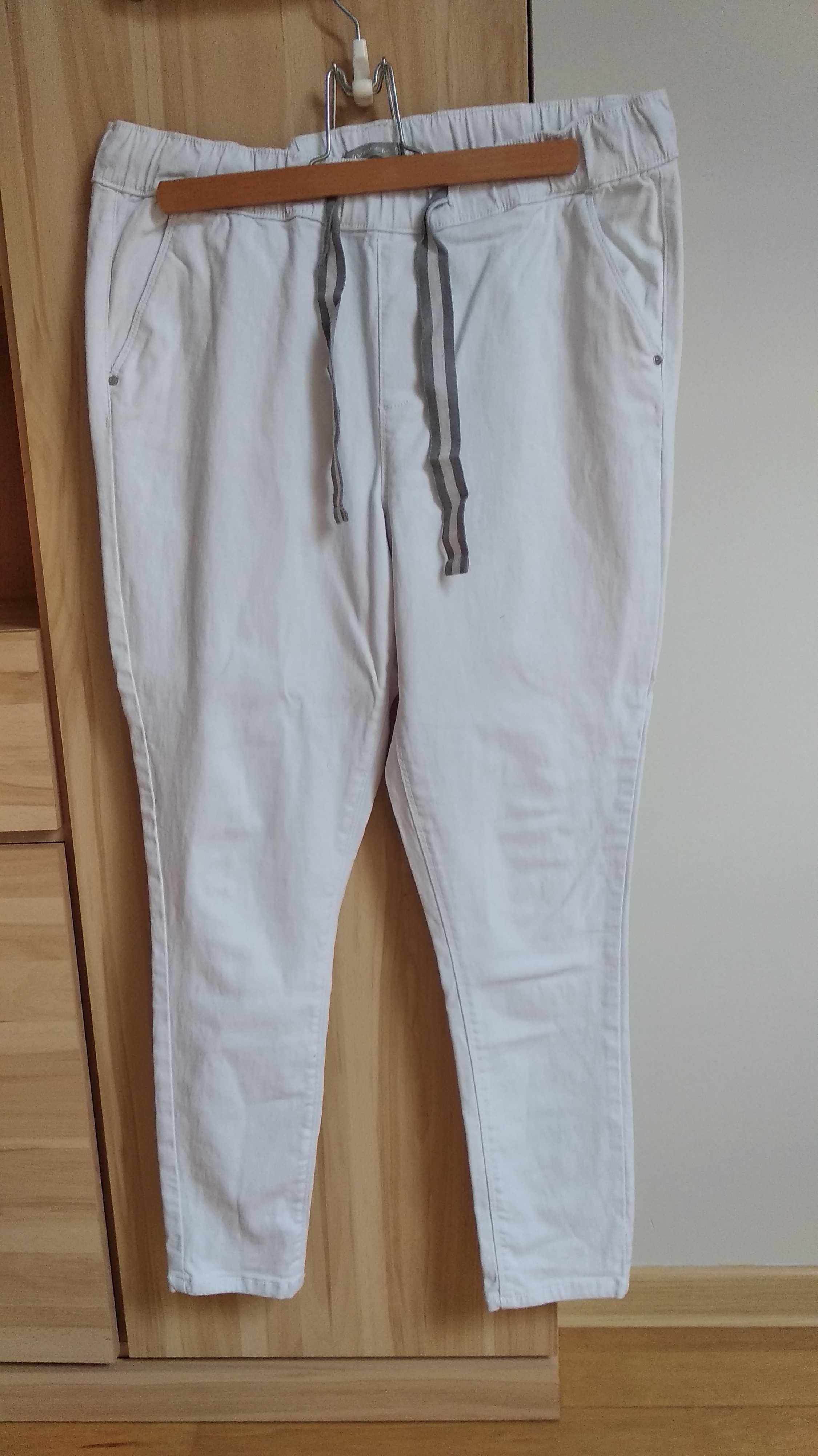 Białe spodnie typu jogger r.38