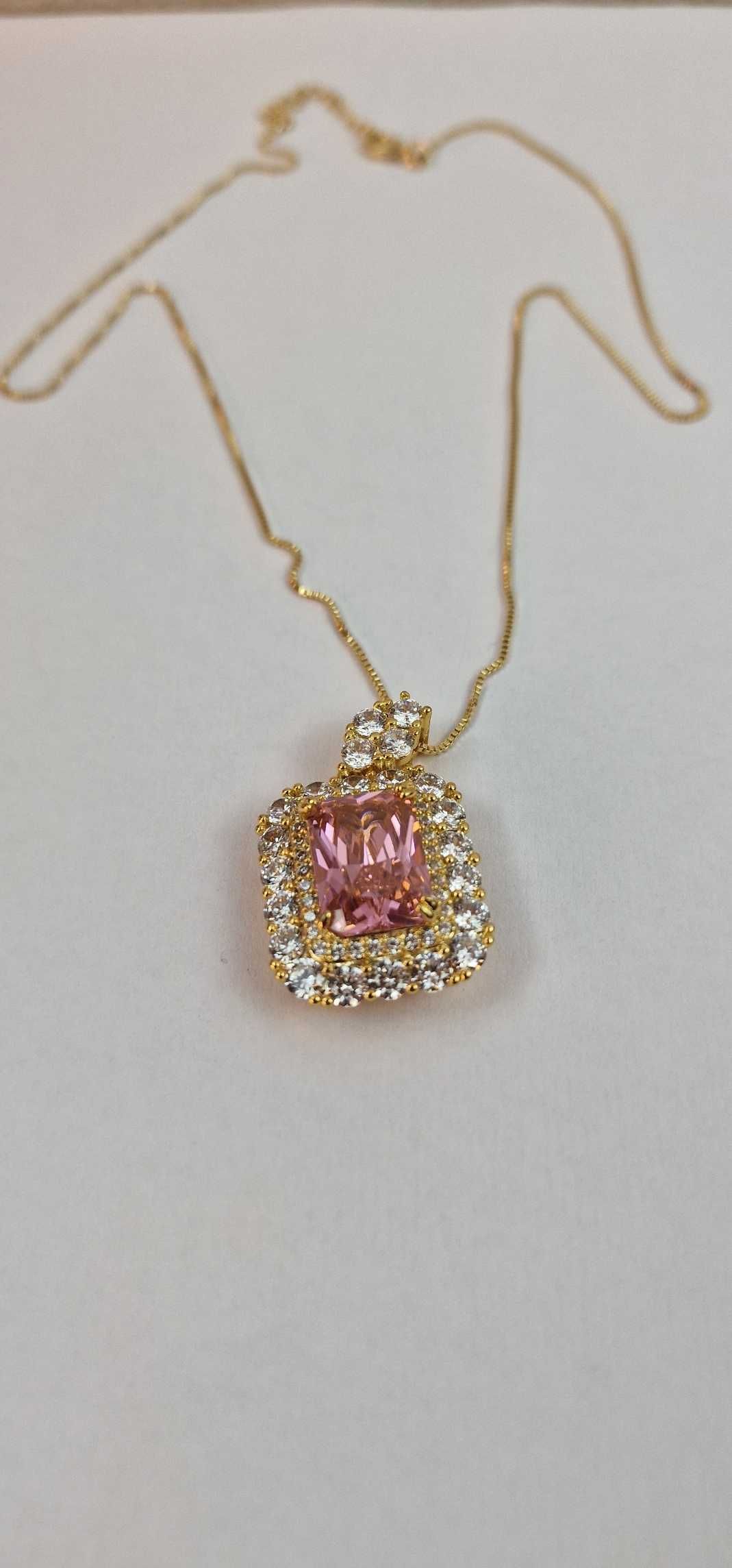 Colar Luxuoso com Pedra Rosa: Elegância e Brilho