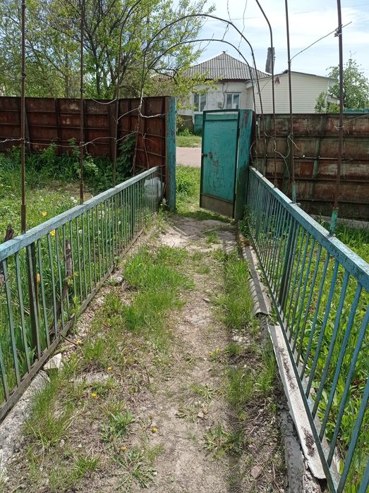 Гарний дім поряд з річкою в с.Брусилів