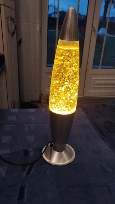 Candeeiro decorativo . Quando ligado solta partículas em movimento