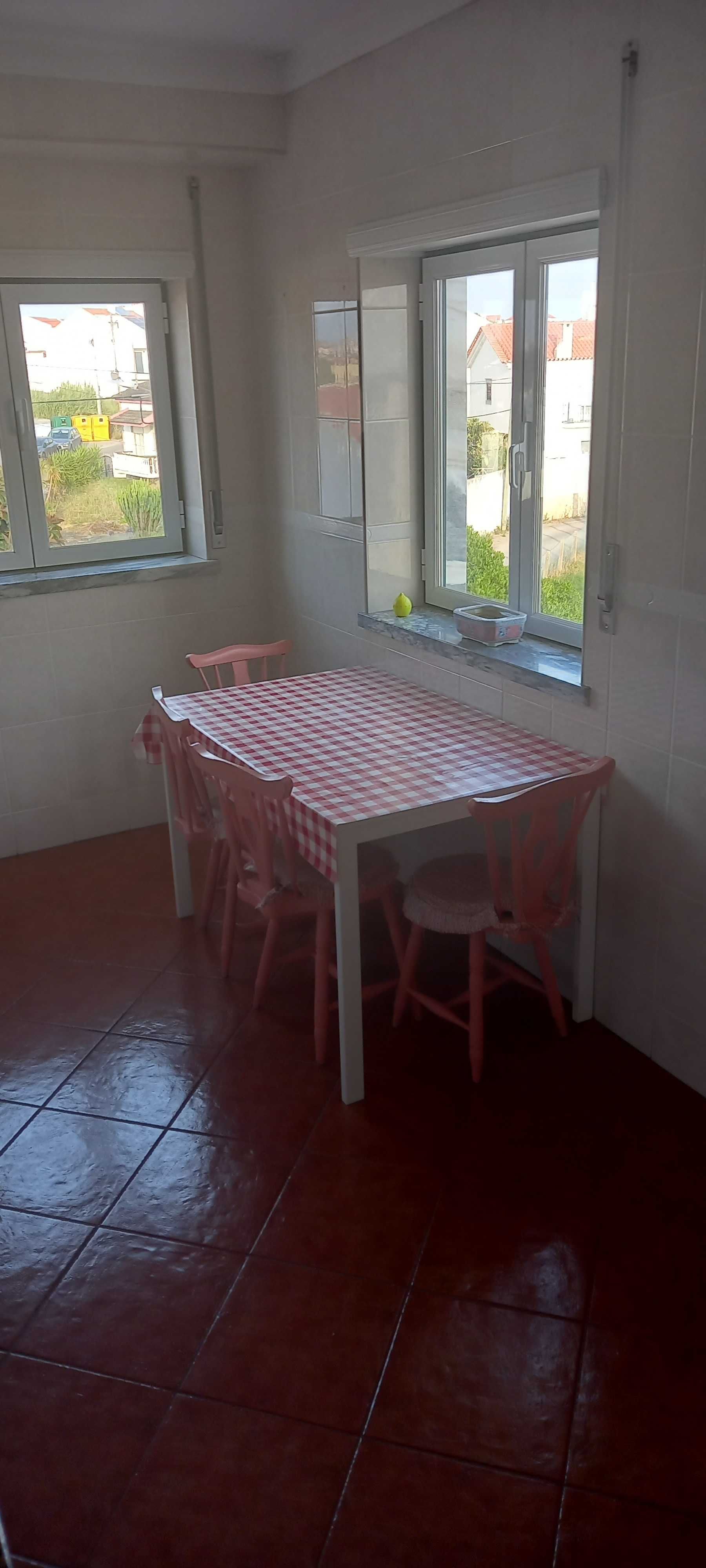 Apartamento com muita luz / S. Bernardino/Peniche T2+1 ( com WC)