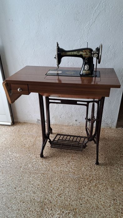 Máquina Singer com móvel