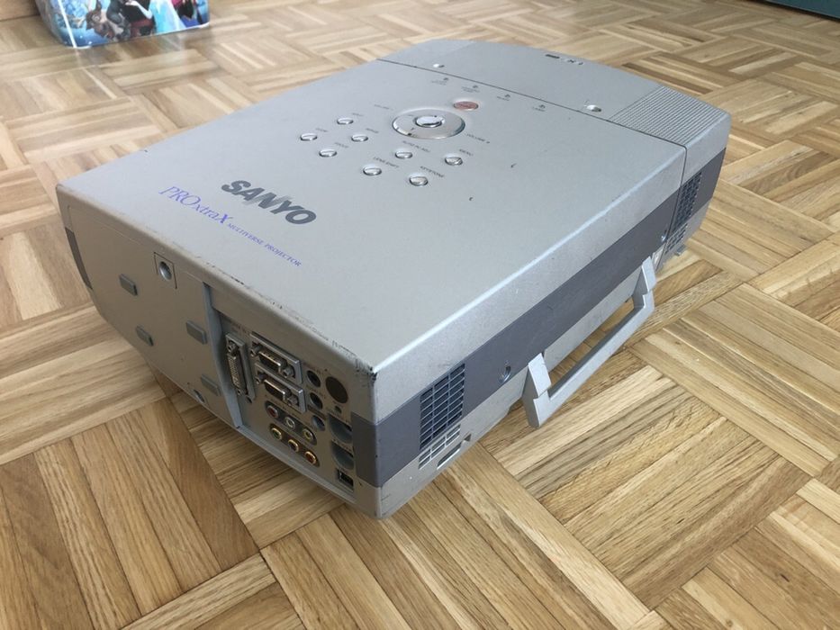 Projektor SANYO PLC-XT10 z pilotem