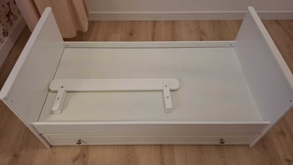 Komoda, szafa, łóżko - zestaw mebli dziecięcych