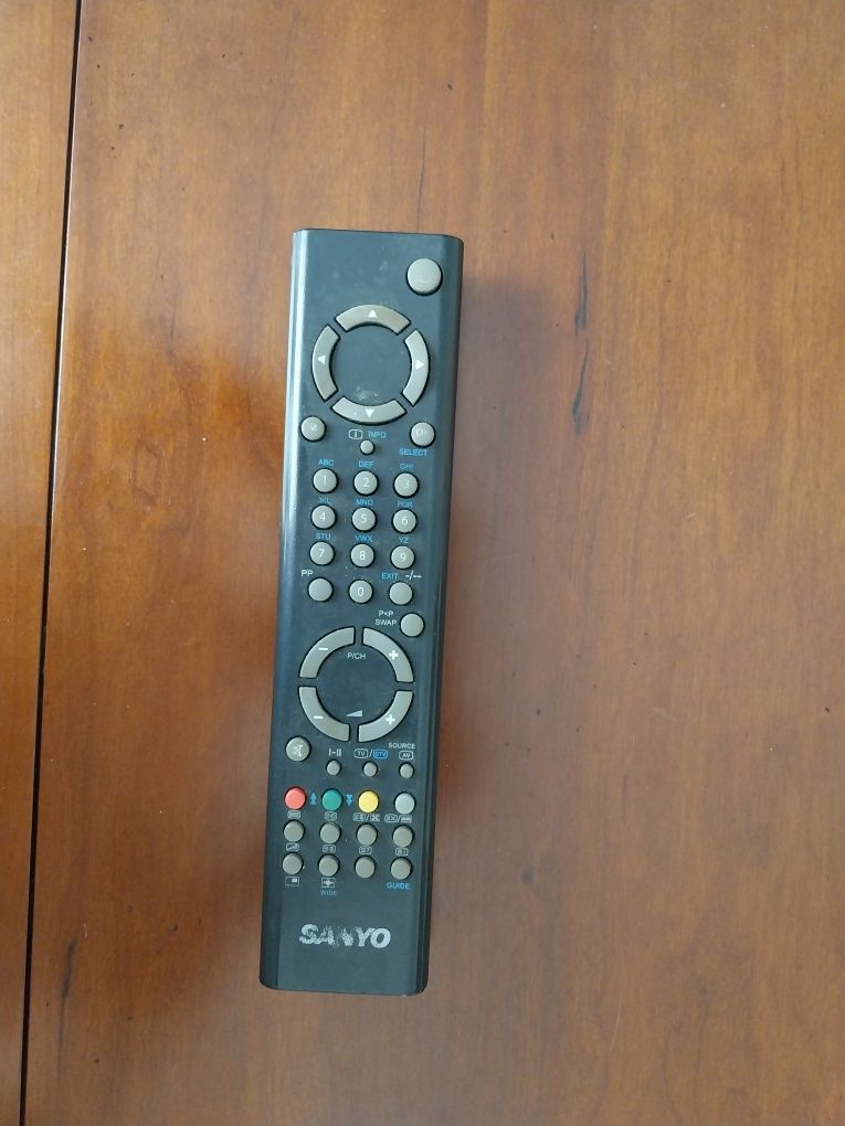 Televisão com comando Televisão modelo CE32HW04 da Sanyo