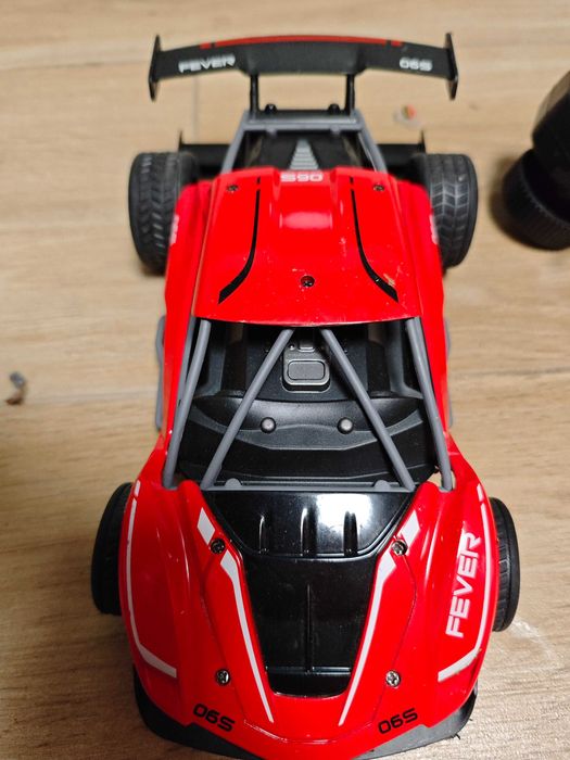 Zdalnie sterowany samochód RC "Fever" – Brak klapki na baterie