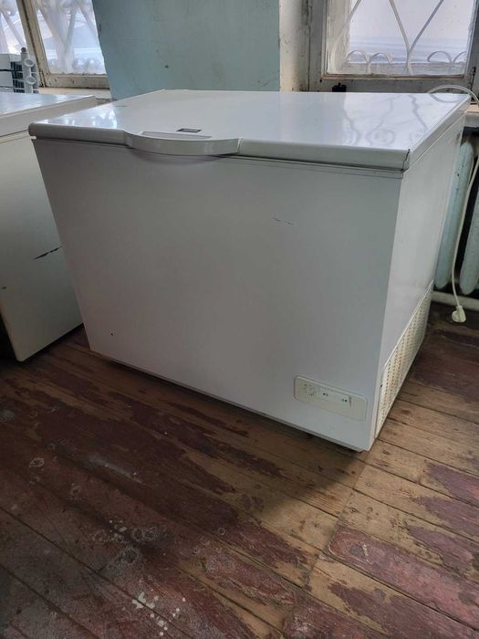 Продам морозильну камеру Zanussi ZFC31400WA