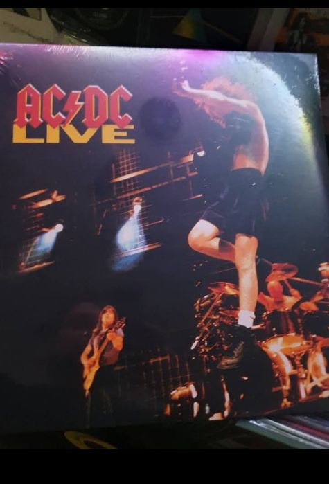 Acdc live 92 2lps
Shame 
Roam
Soft Heel 

Selados
50€