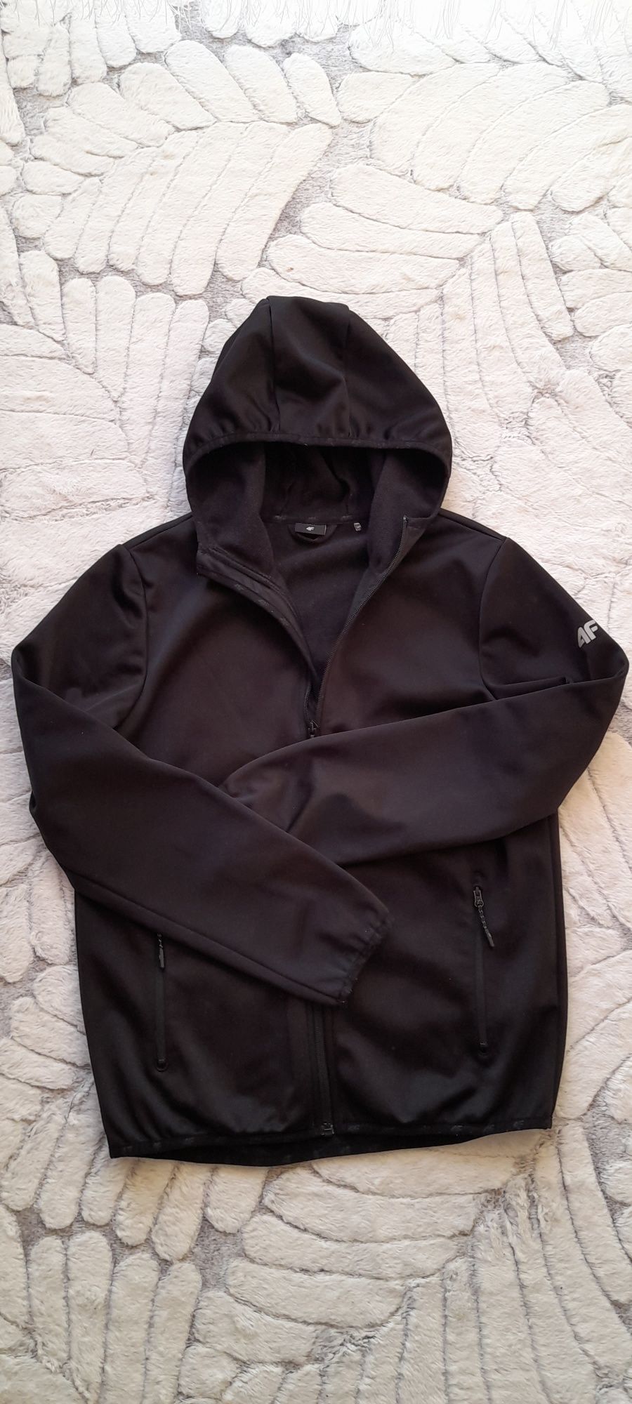 Czarna kurtka z kapturem chłopięca 4F rozm. 164 cm