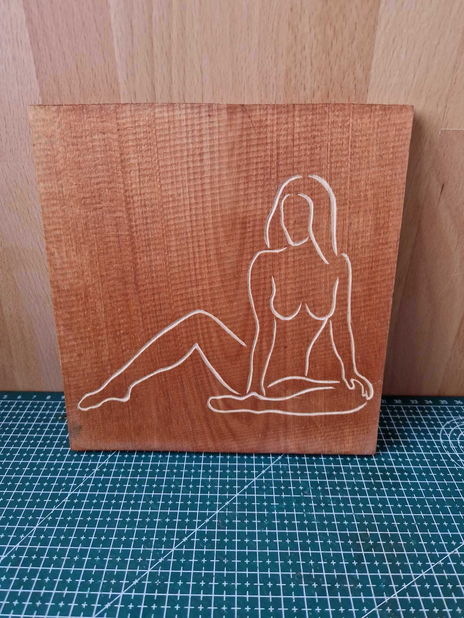 Obraz w drewnie - siedząca kobieta