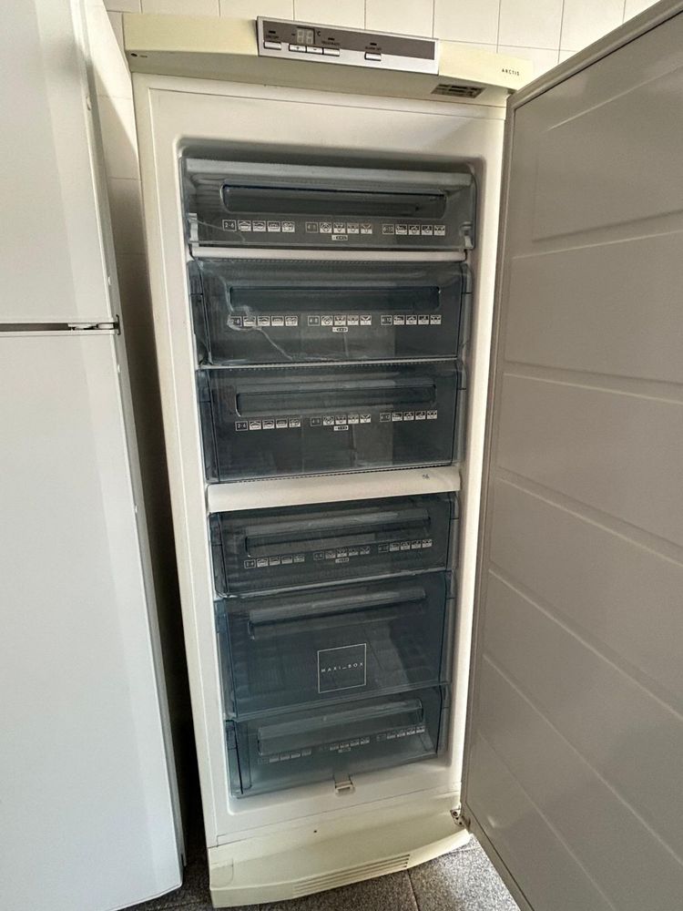 Congelador vertical AEG