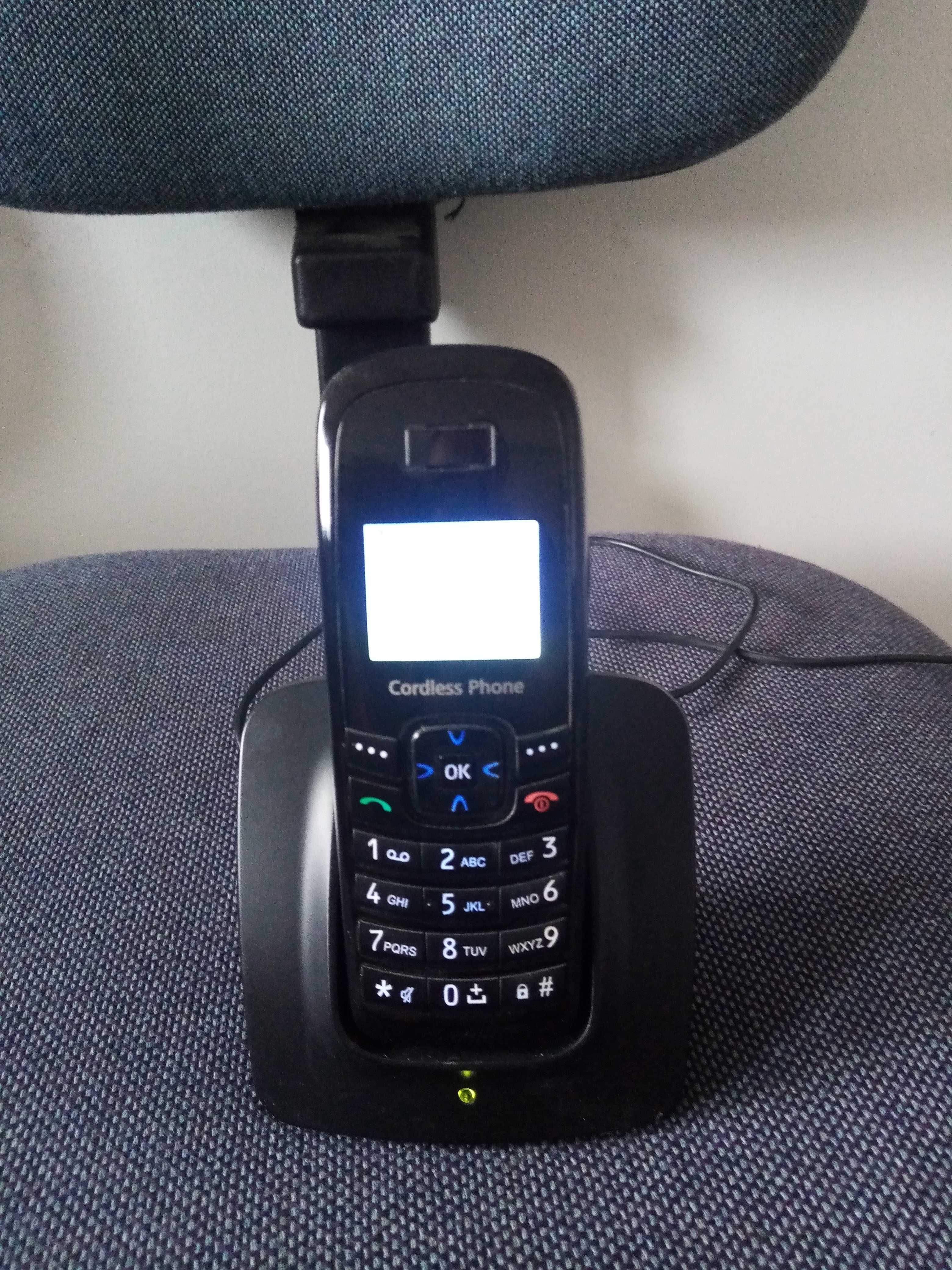 Telefon Huawei ETS8121 ze stacją ładowania