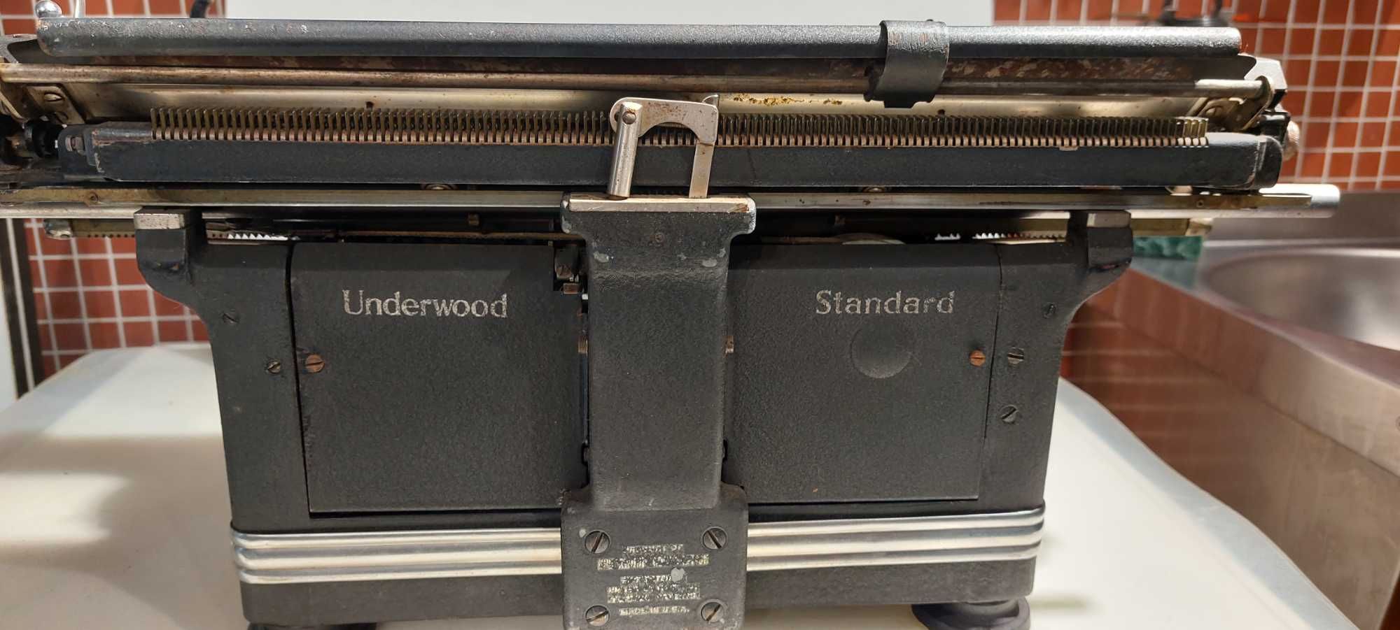 Para desocupar - Máquina Escrever UnderWood Standard