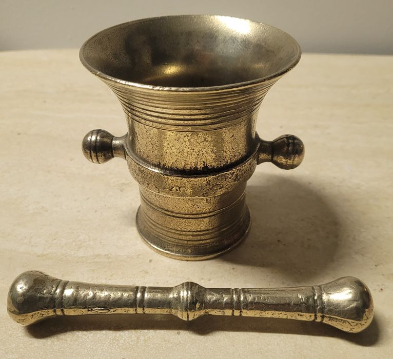 Maly mosiężny moździerz antyk