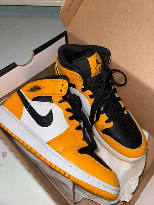 AIR jordan yellow