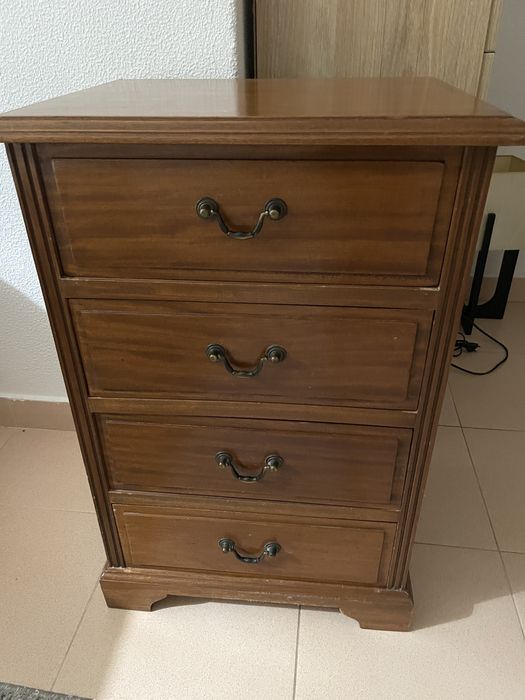 Cama + estrado + colchão + 2 mesas cabeceira + comoda + espelho