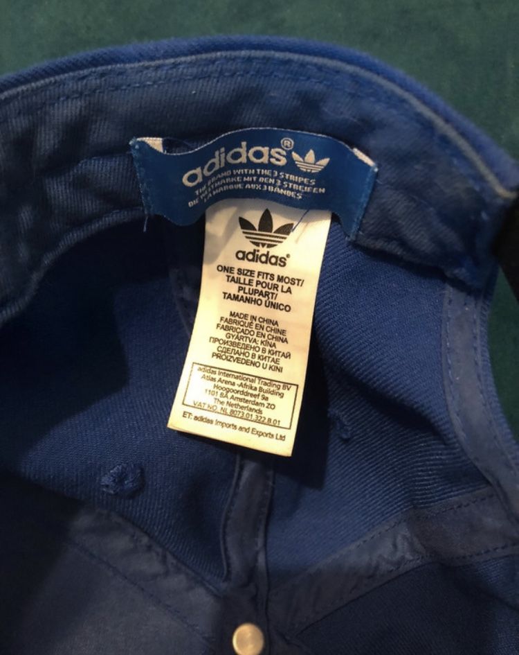Oryginalna niebieska czapka z daszkiem adidas