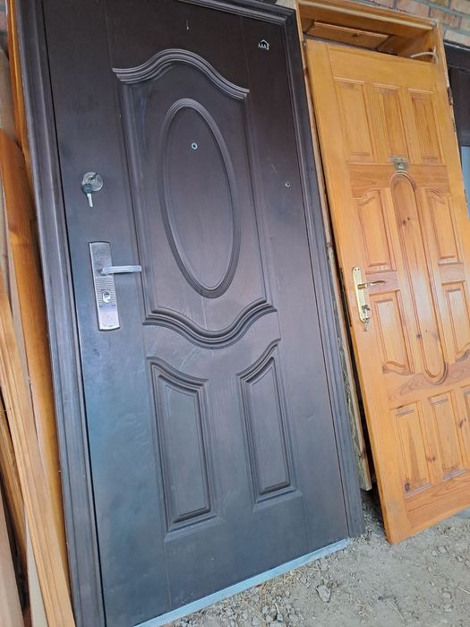 Двері вхідні металеві є 4 шт