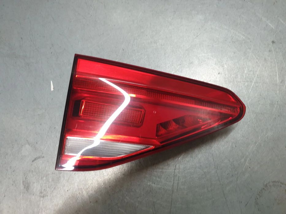 Farolim da mala esquerdo VOLKSWAGEN Touran (5T)