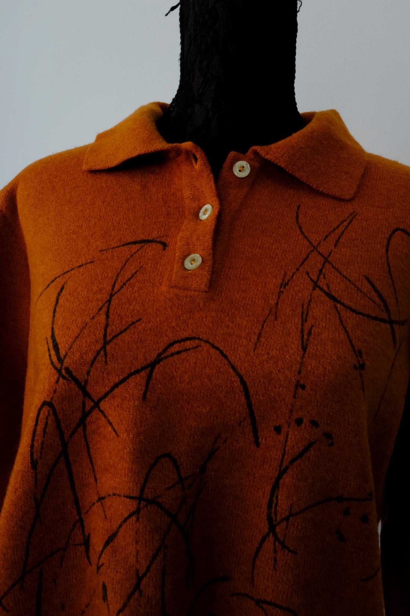 Sweater laranja.