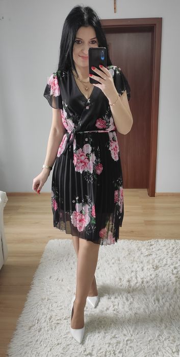 Sukienka krótka w kwiaty plisowany dół