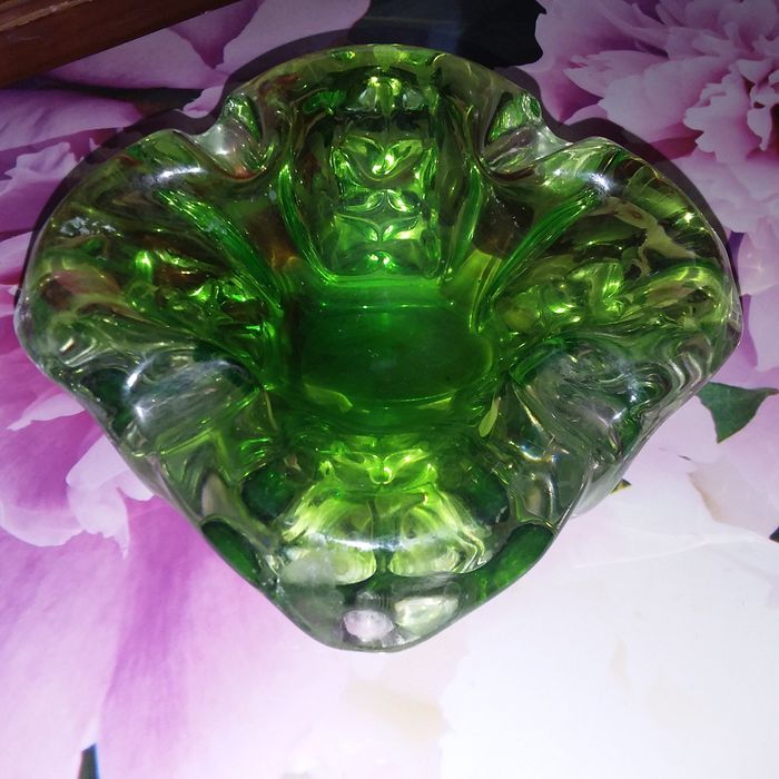 Вазы для цветов, салатники разные-хрустальные. Пепельница СССР.