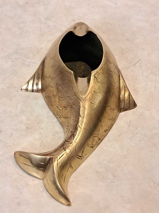 На подарок - бронзовая пепельница - Золотая рыбка - латунь.