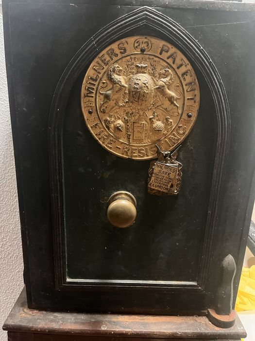 Cofre em aco verde e dourado milners