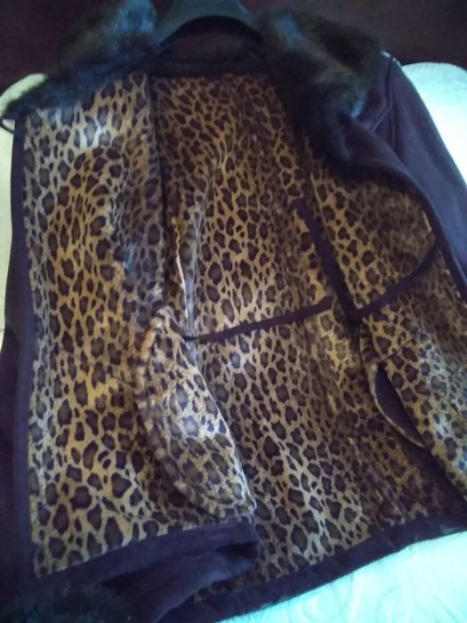 Casado curto de senhora em pele com punhos e gola de pelo