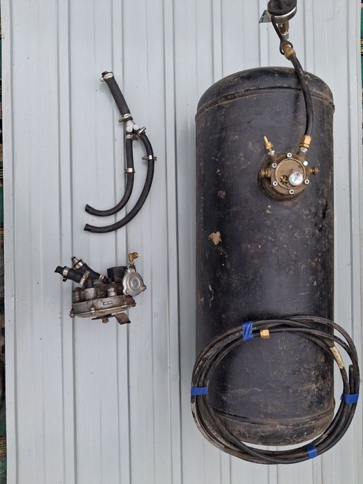 Продается газовый баллон и редуктор газовой установки 2 поколения. 
Ст