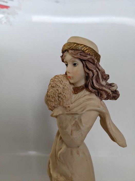 Статуетка "Дівчина з муфтою"