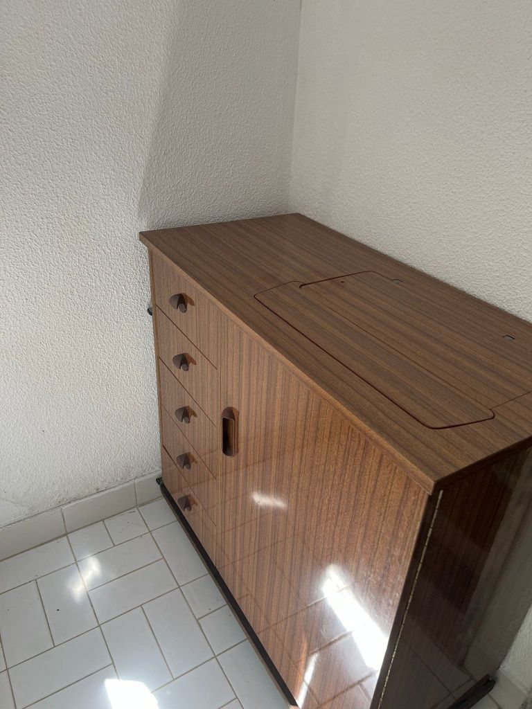 Máquina de costura com móvel