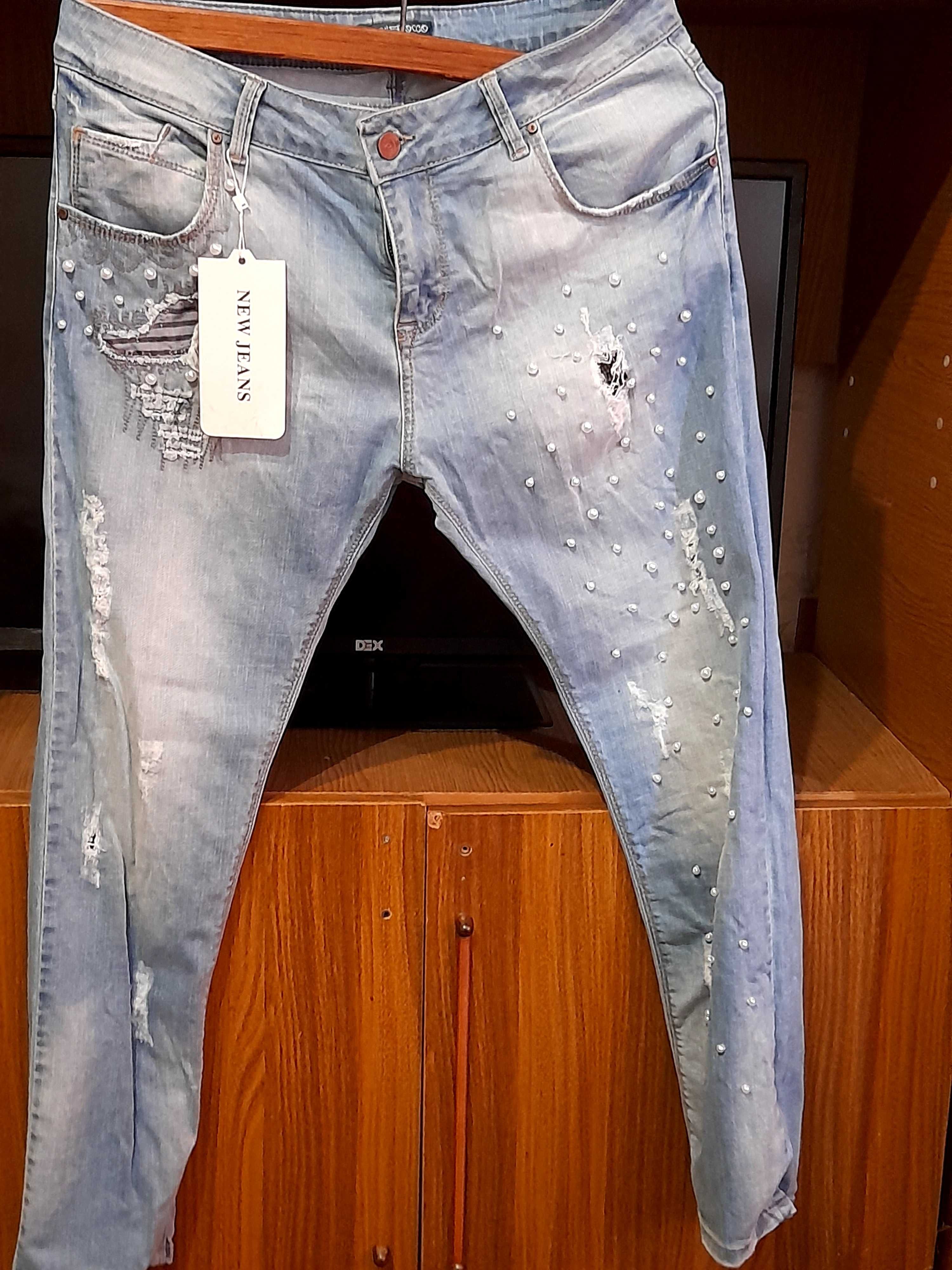 Модные женские джинсы с рванками
