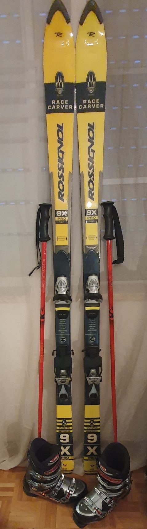 Skis e botas para a neve