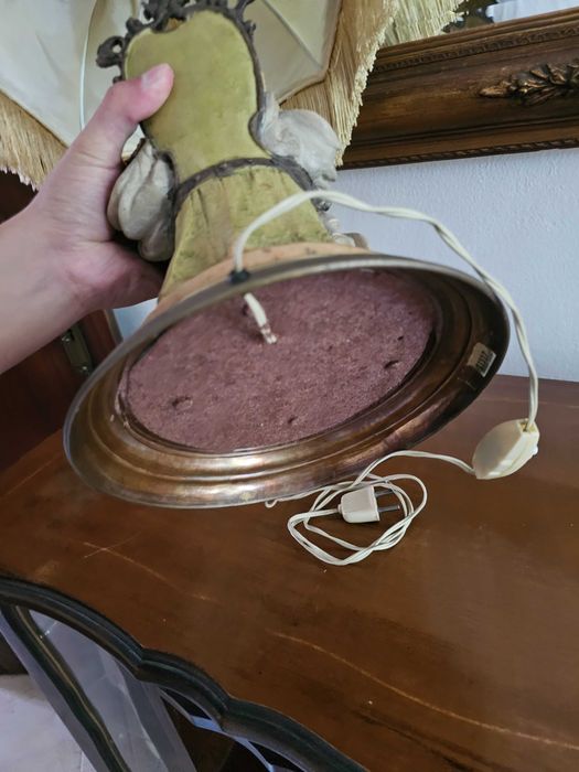 Candeeiro Vintage de Mesa com Figura Feminina e Criança