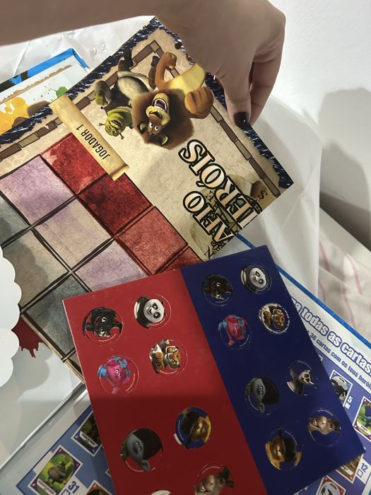 Caderneta joga com os seus herois