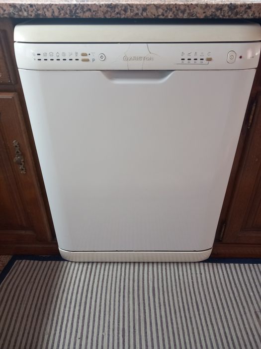 Máquina de Lavar Loiça Ariston (AVARIADA)