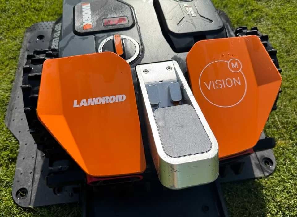 Samojezdny robot koszący Worx Landroid Vision M800 ze śladami używania