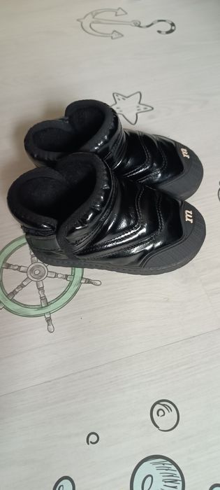 Продам дитячий зимовий комбінезон з чоботами,шапка в подарунок