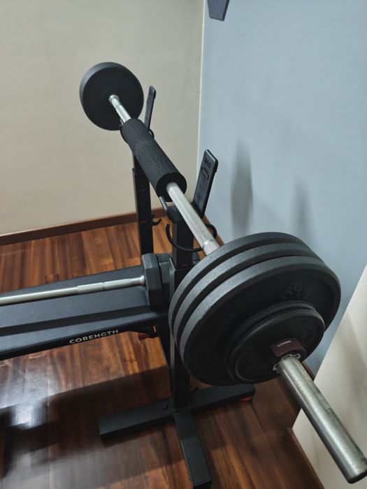 Banco de musculação com pesos