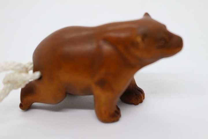 Netsuke em Madeira Esculpida Urso Andando Assinado